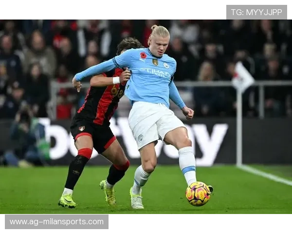 曼城前场配合流畅，哈兰德抢点被干扰