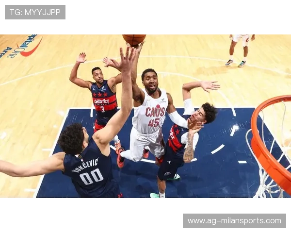 米切尔背后运球过人后上篮得手,骑士全队热血